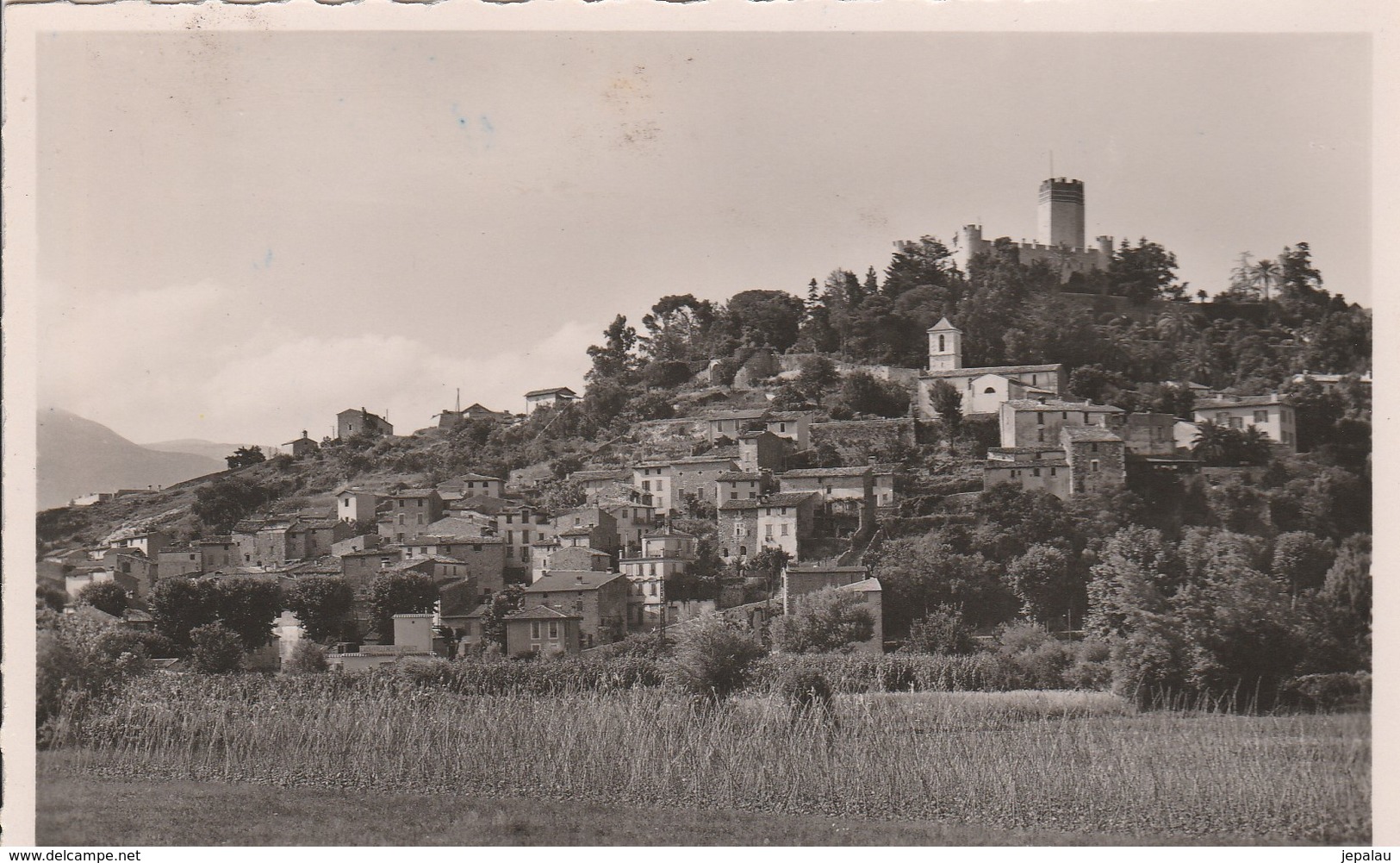 Villeneuve Loubet - Le Village Et Le Château - Autres & Non Classés