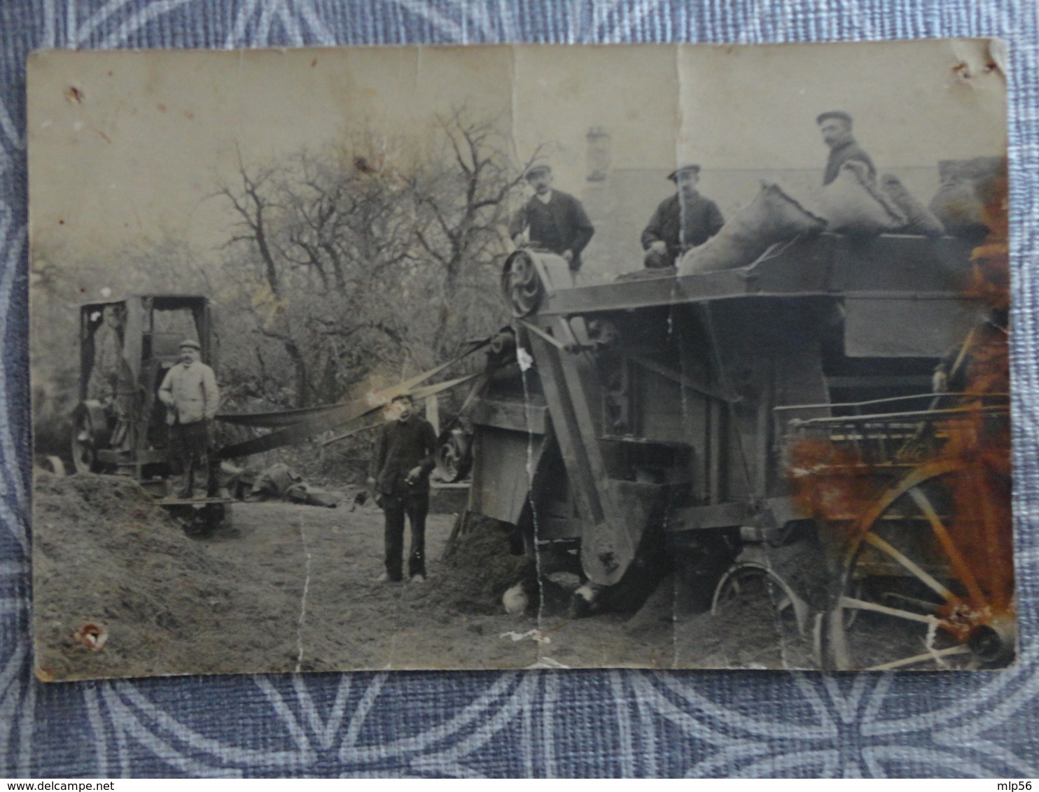 AGRICULTURE CARTE PHOTO ANCIENNE BATTEUSE LA MOISSON ETAT MOYEN - Paesani