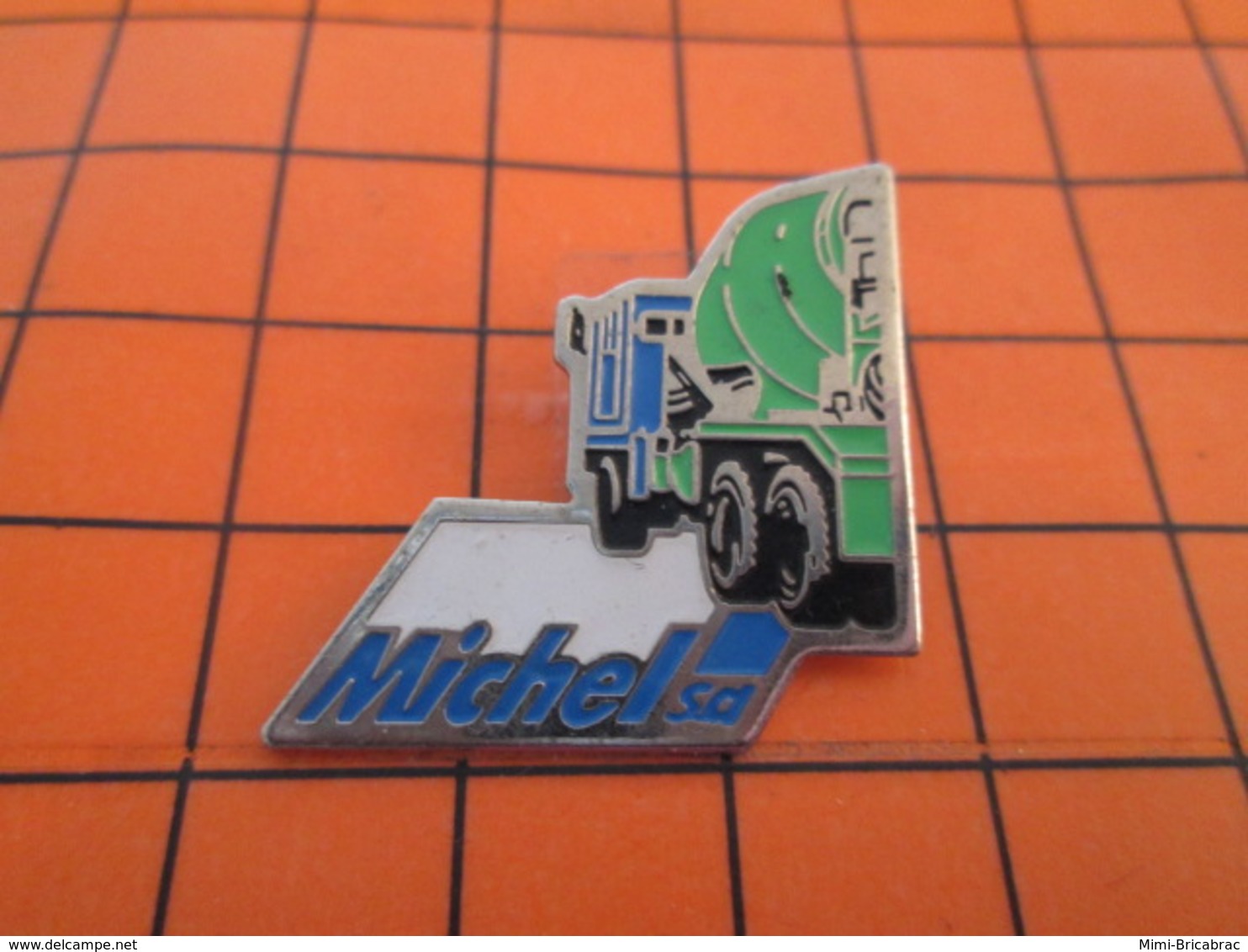 1419 Pin's Pins / Beau Et Rare / THEME : TRANSPORTS / S.A. MICHEL CAMION TOUPIE BETONNIERE BTP - Trasporti