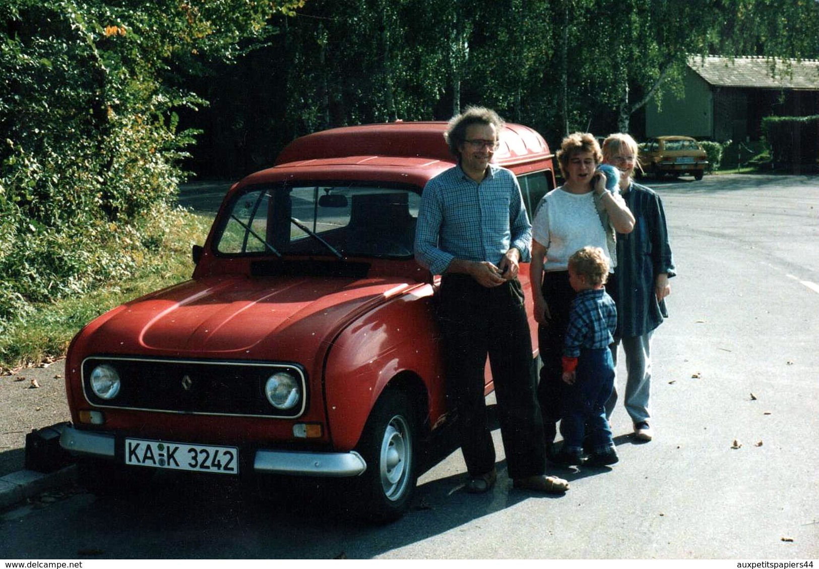 Photo Couleur Originale Renault 4 L Fourgonnette Rouge Allemande Vers 1980 - Automobili