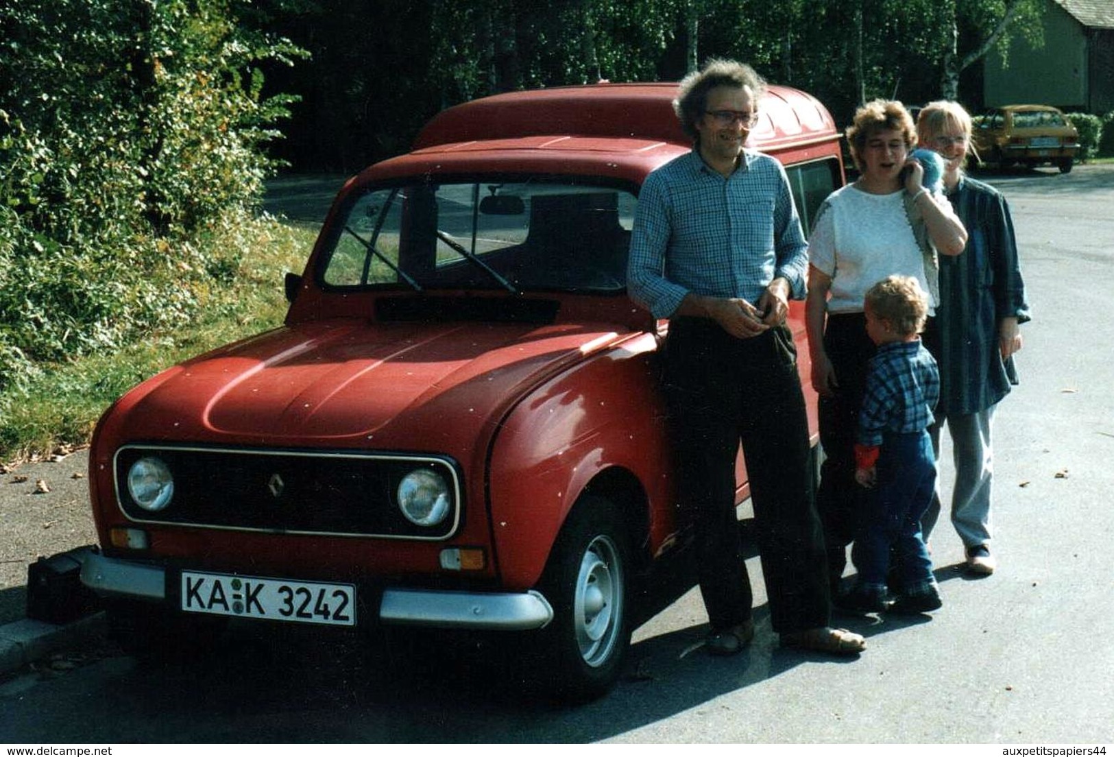 Photo Couleur Originale Renault 4 L Fourgonnette Rouge Allemande Vers 1980 - Automobili