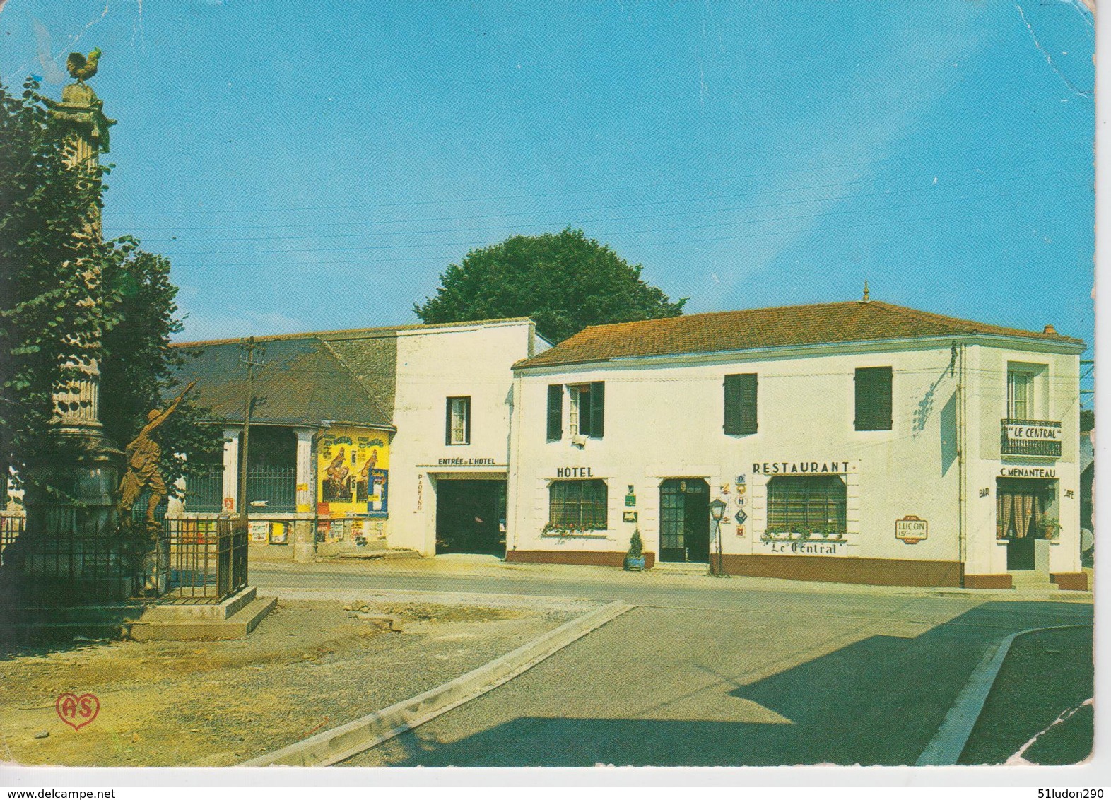 CPSM Saint-Michel En L'Herm - Place De La Mairie Et L'Hôtel "Le Central" - Saint Michel En L'Herm