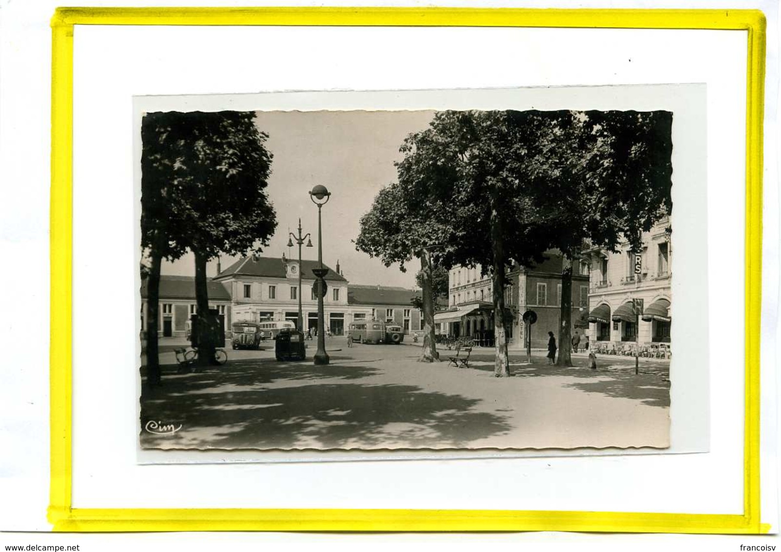 MONTLUCON - Place De La Gare Edit Cim Postée 1951 . Automobile Autobus Car - Montlucon