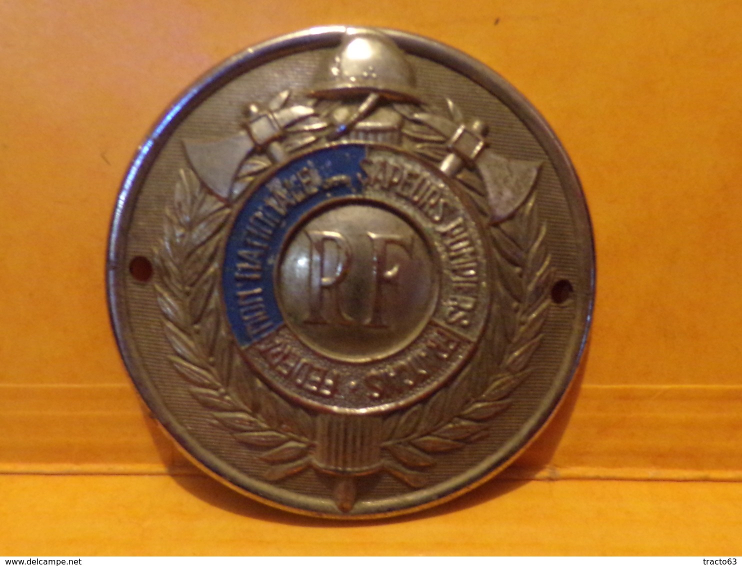 PLAQUE DE VEHICULE DE FEDERATION NATIONALE DES SAPEURS POMPIERS FRANCAIS DE LA REPUBLIQUE FRANCAISE, DIAMETRE 8 CM POIDS - Feuerwehr