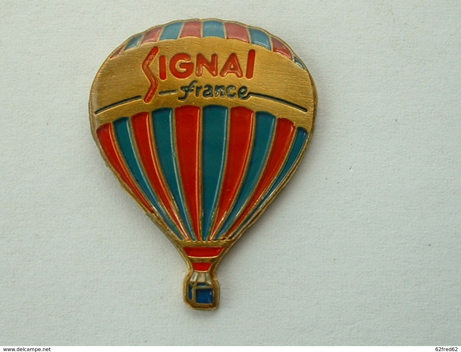 Pin's MONTGOLFIERE - SIGNAL FRANCE - Montgolfières