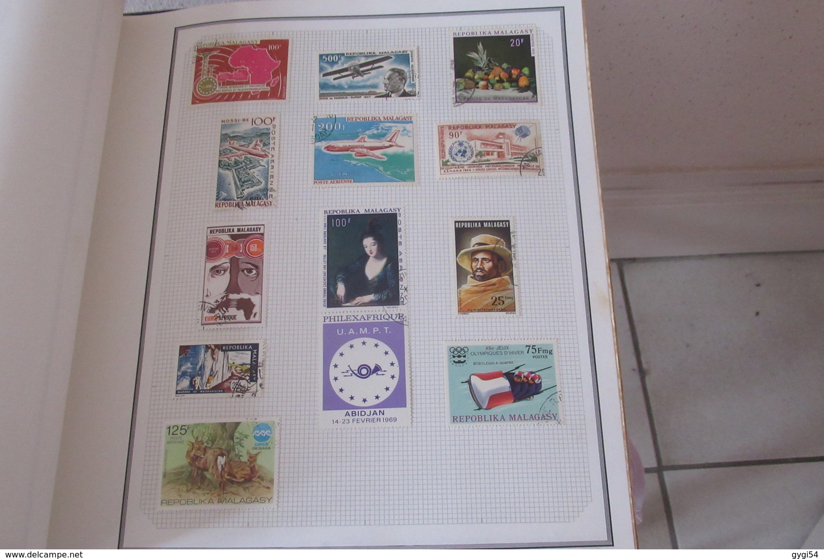 Collection de timbres divers  du Monde  dont Monaco    74  scans