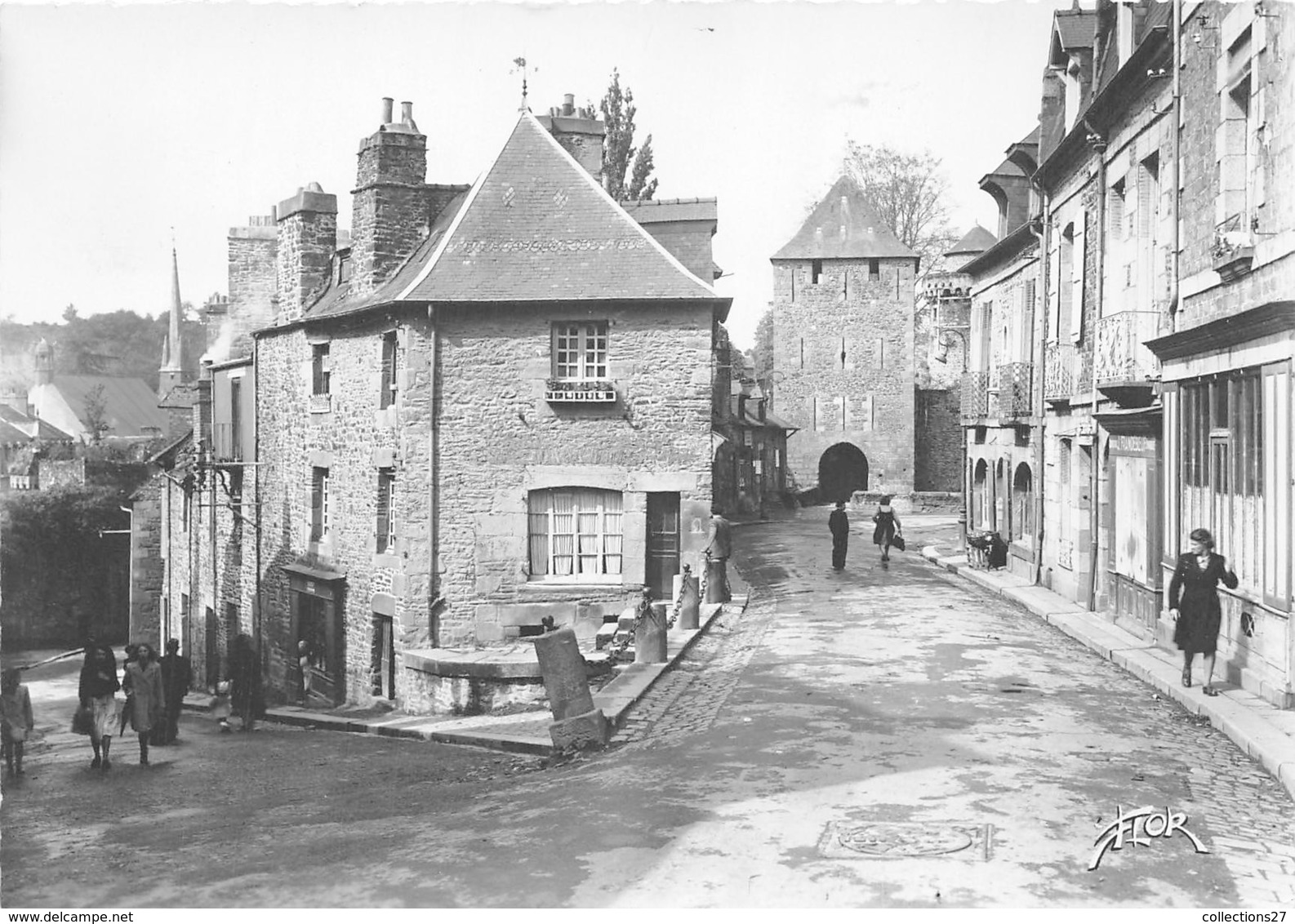 35-FOUGERES- CARREFOUR DES RUES DE LA FOURCHETTE ET DE LA PINTERIE, DEVANT L'ENTREE DU CHATEAU - Fougeres