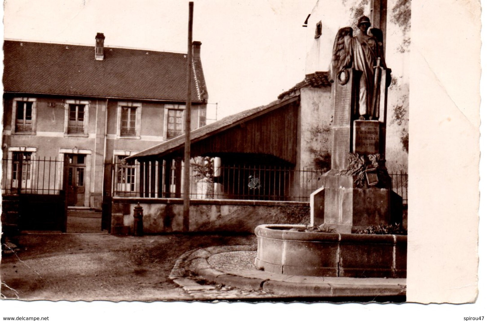 CPSM BOURG-LASTIC - MONUMENT AUX MORTS - ECOLE DE GARCONS - Autres & Non Classés