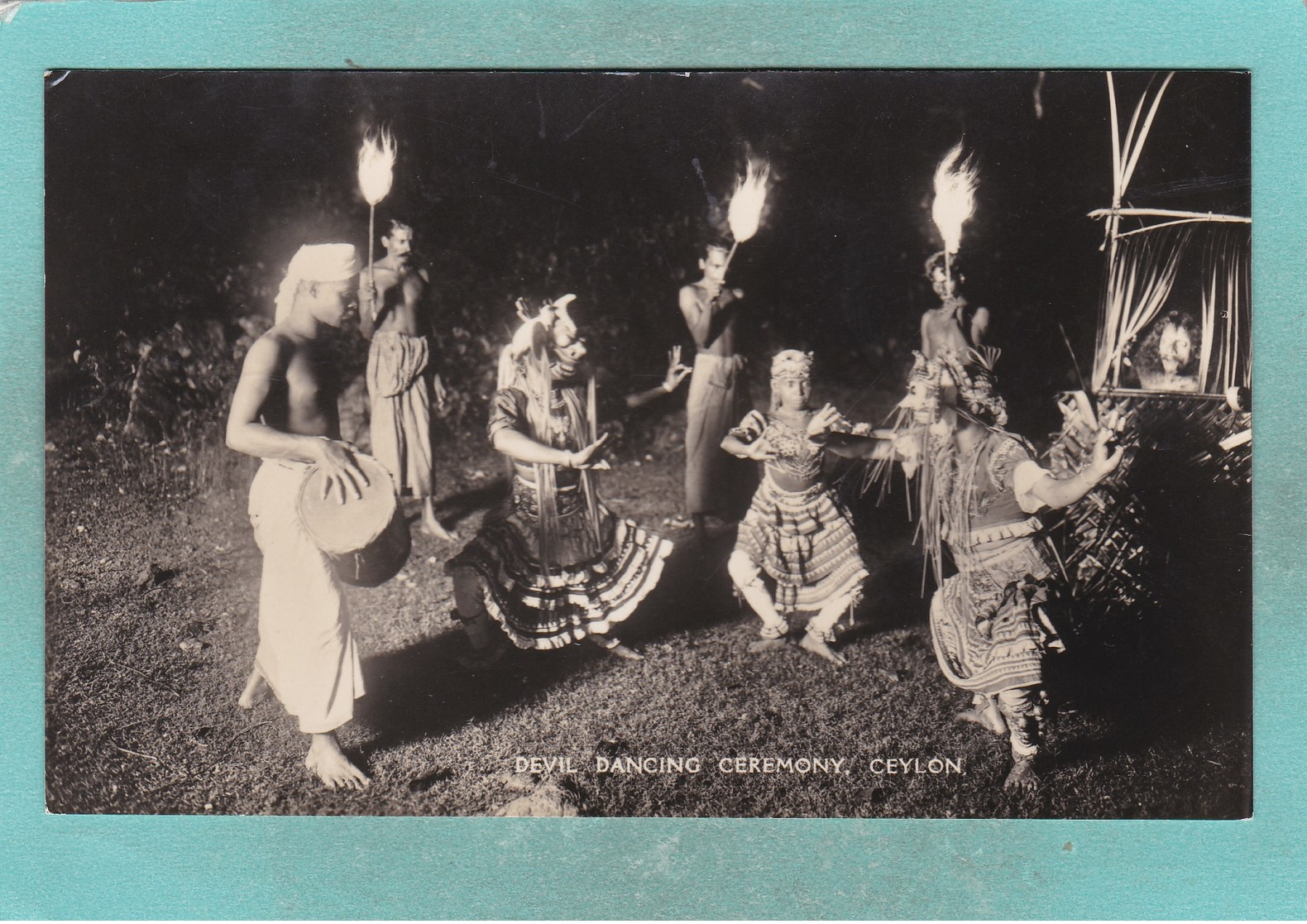 Small Old Postcard Of Devil Dancing Ceremony,Ceylon,Sri Lanka.S104. - Sri Lanka (Ceylon)