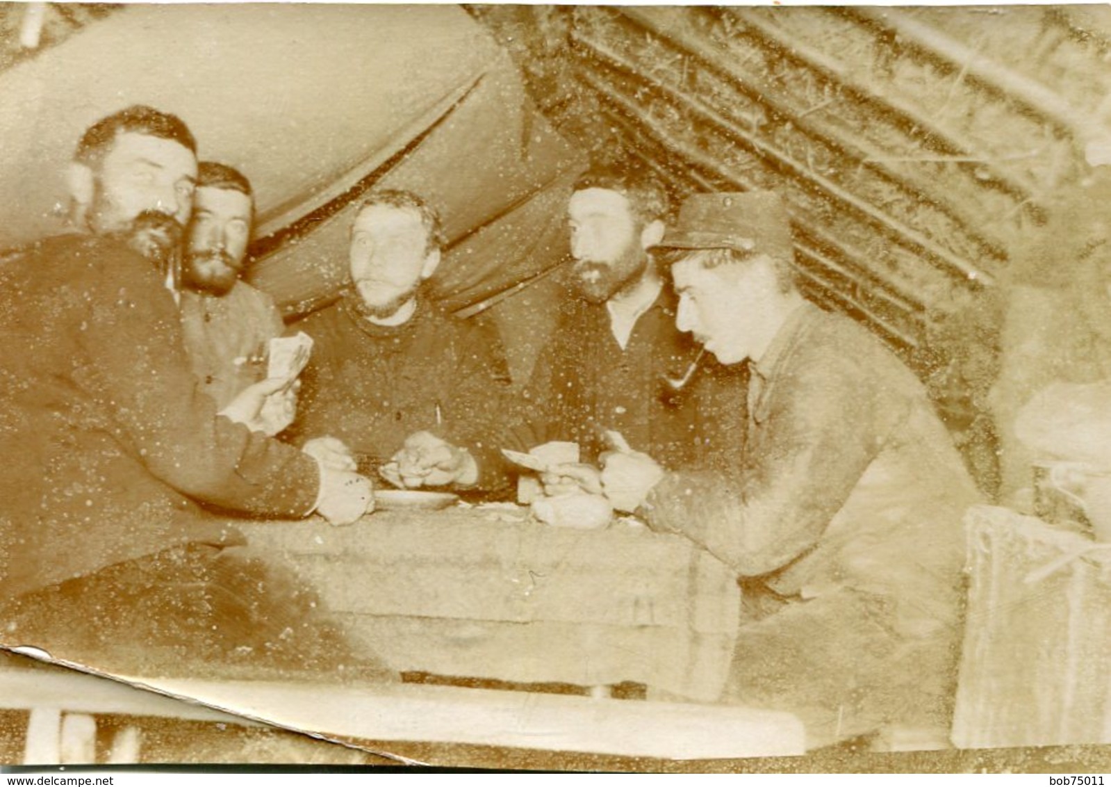 Photo De Soldats Francais Jouant Au Carte A L'état- Major A L'arrière Du Front En 14-18 - Guerre, Militaire