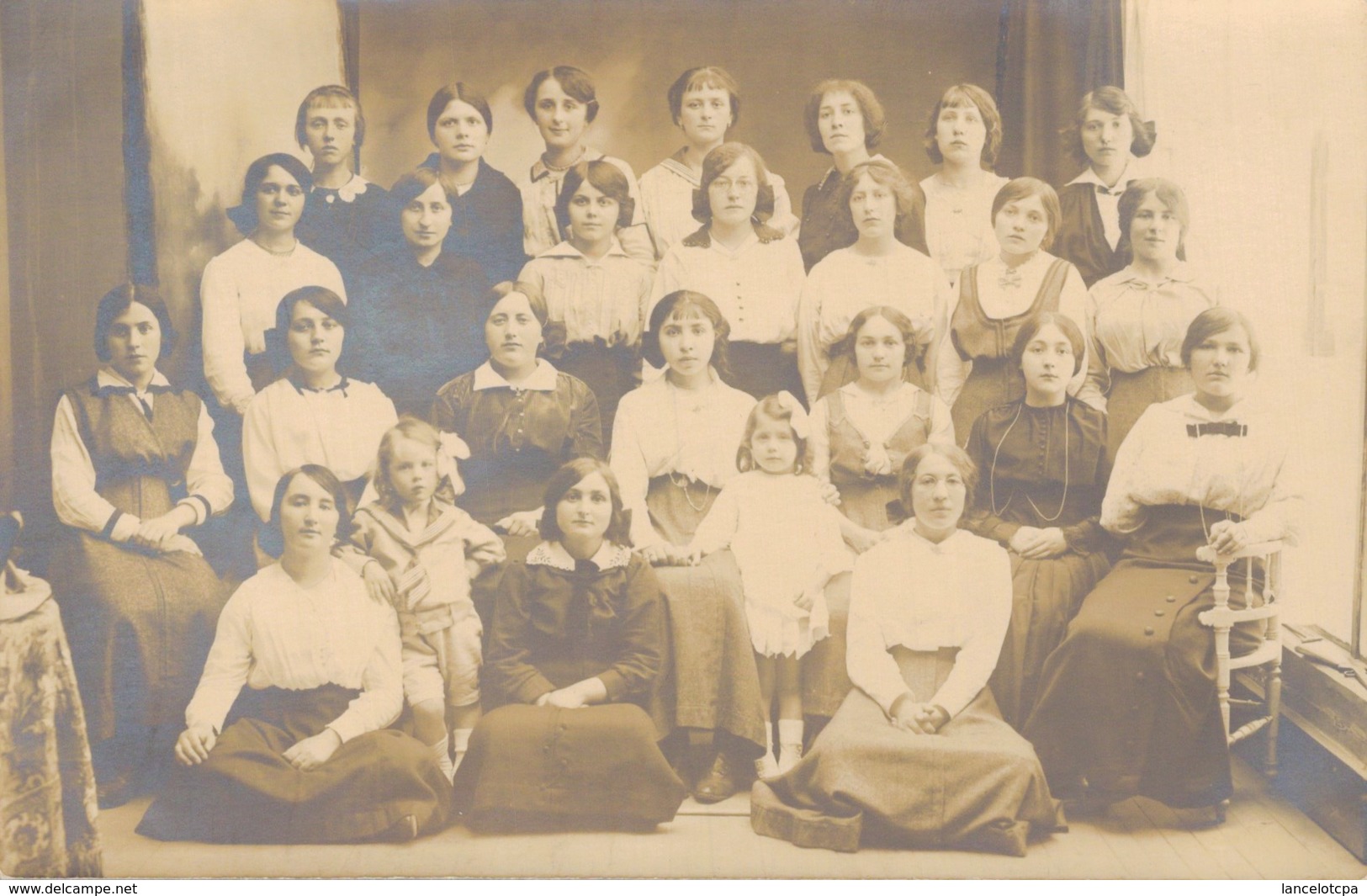 CARTE PHOTO ECOLE DE JEUNES FILLES - Photographs