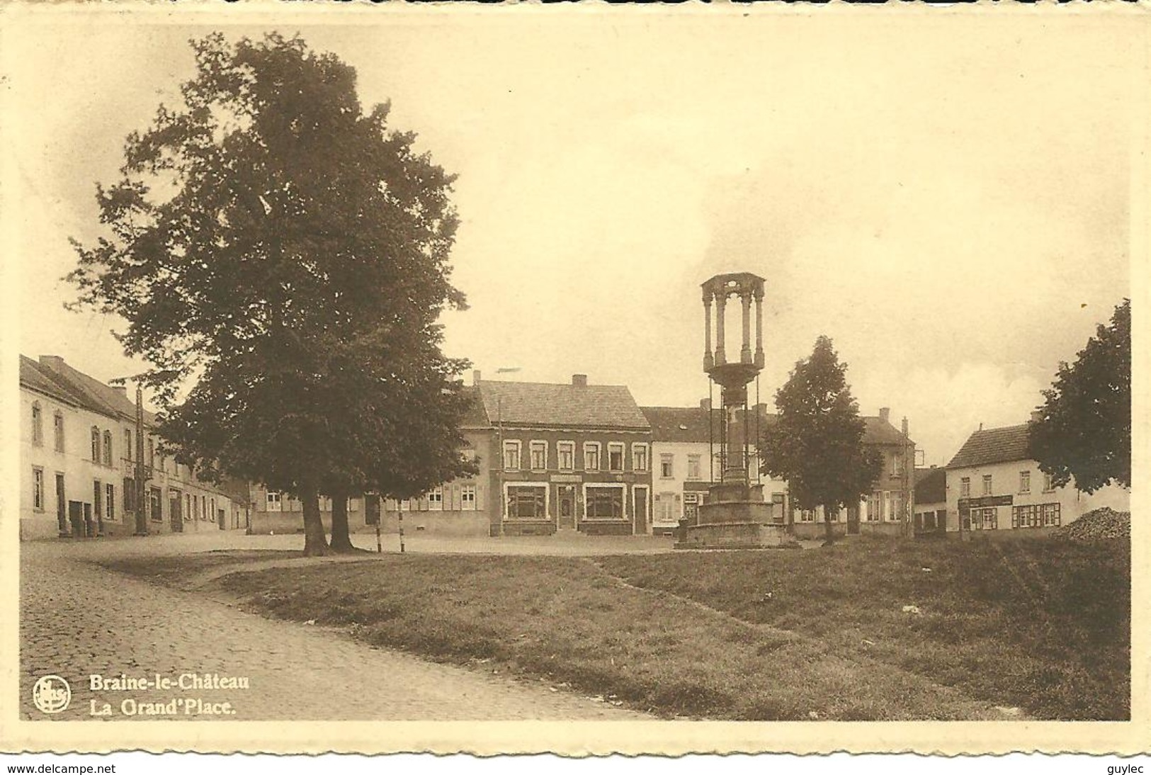 Braine-le-Château- La Grand'Place Et Son Pilori - Braine-le-Chateau