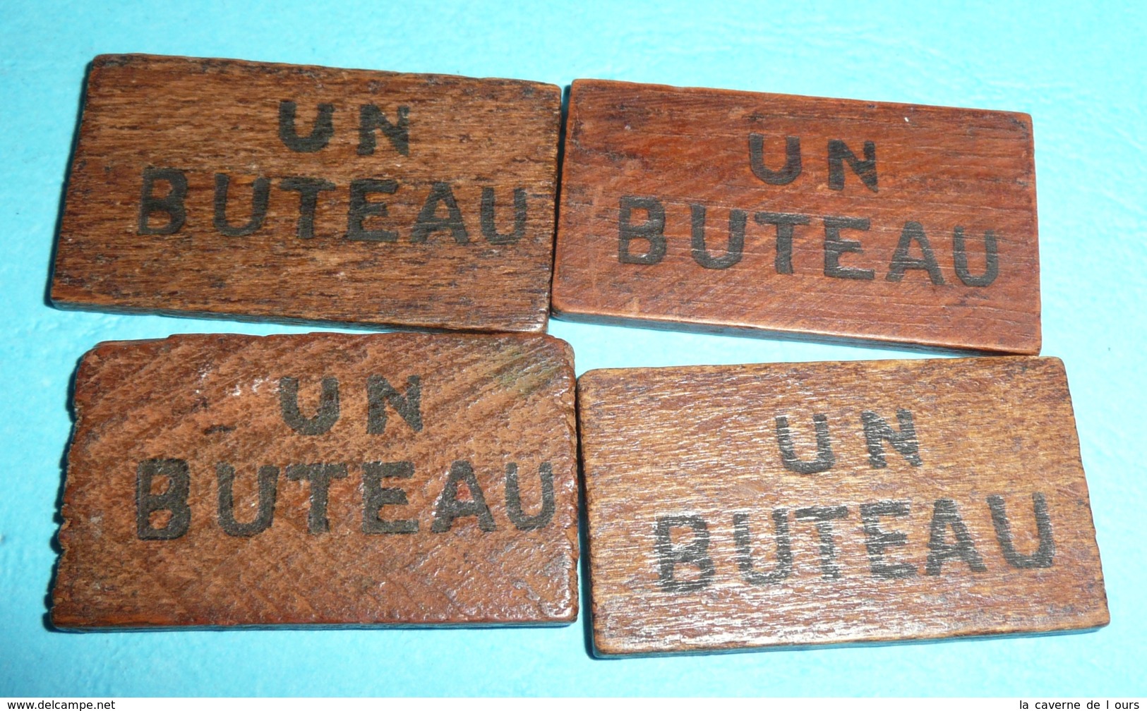 Lot De 4 Jetons De Jeu 421 Ou Autre, Publicitaires En Bois, Pub UN BUTEAU, Dés Cartes - Alcools