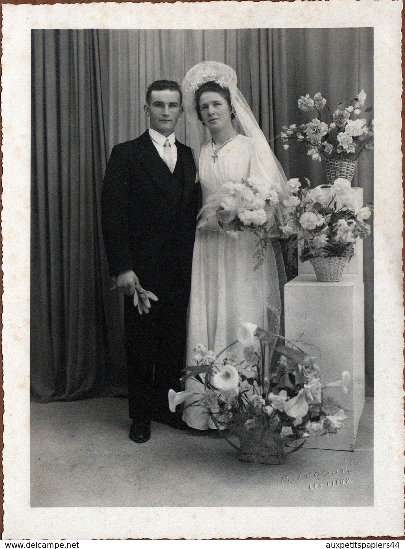 Grand Tirage Photo Portrait De Mariés Signé P. Lecouté De Les Pieux Vers 1940/50 - Arômes & Roses Blanches - Personnes Identifiées