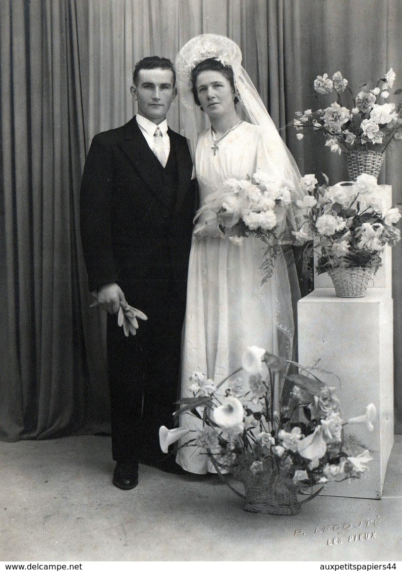 Grand Tirage Photo Portrait De Mariés Signé P. Lecouté De Les Pieux Vers 1940/50 - Arômes & Roses Blanches - Personnes Identifiées