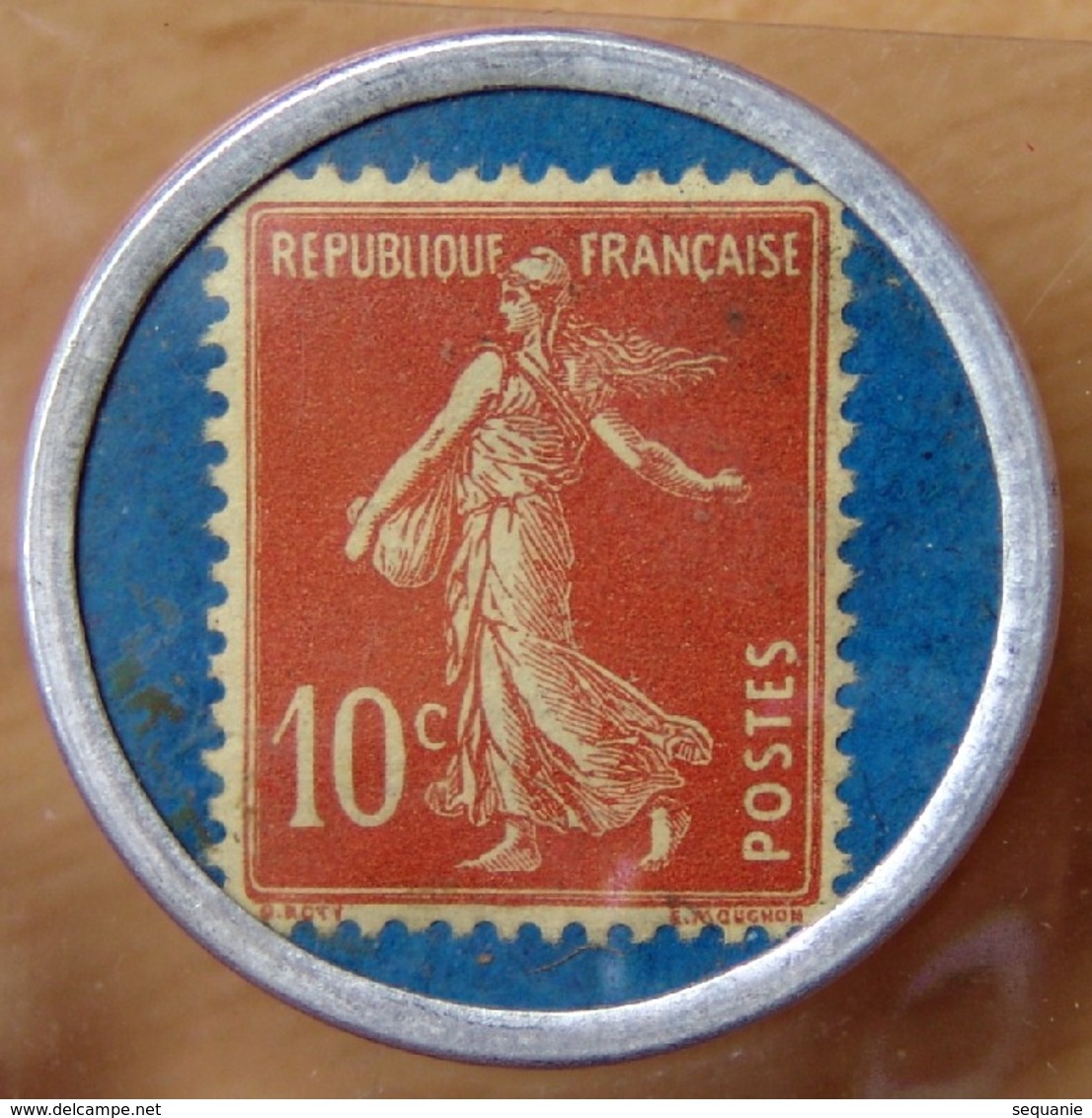 Timbre Monnaie 10 Centimes Crédit Lyonnais Rouge Sur Fond Bleu - Monetary / Of Necessity