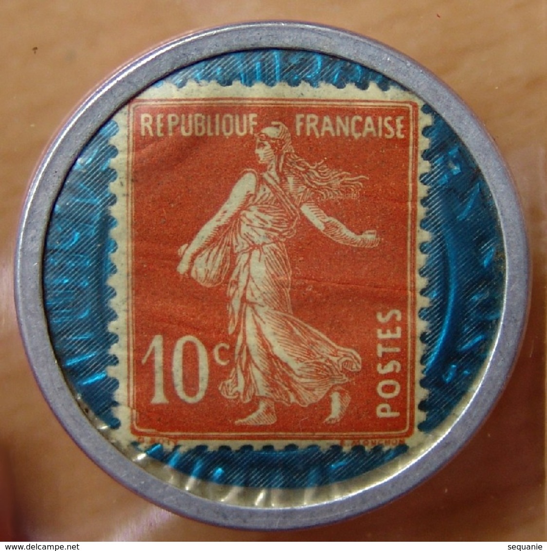 Timbre Monnaie 10 Centimes Crédit Lyonnais Rouge Sur Fond Bleu - Monetary / Of Necessity