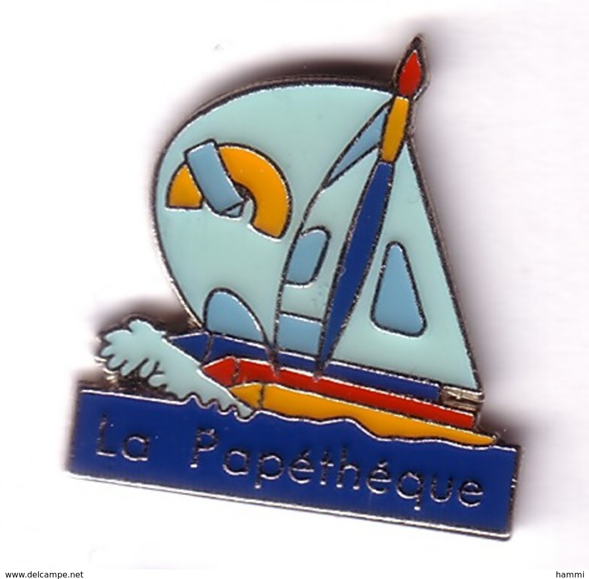 X199 Pin's Bateau Voilier La Papéthèque Fourniture Bureau Peintre Papier Pinceaux Rouen Seine-Maritime Achat Immédiat - Boats