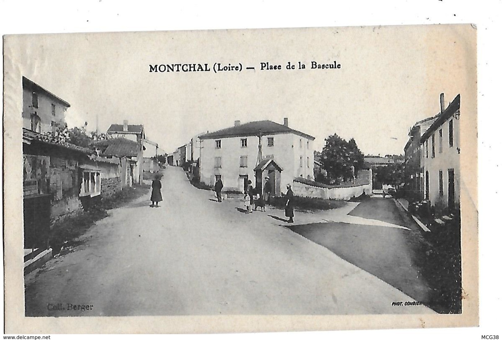 42  -  CPA  De  MONTCHAL  -  Place  De  La  Bascule  En  1934  (  Animée  ) - Montbrison