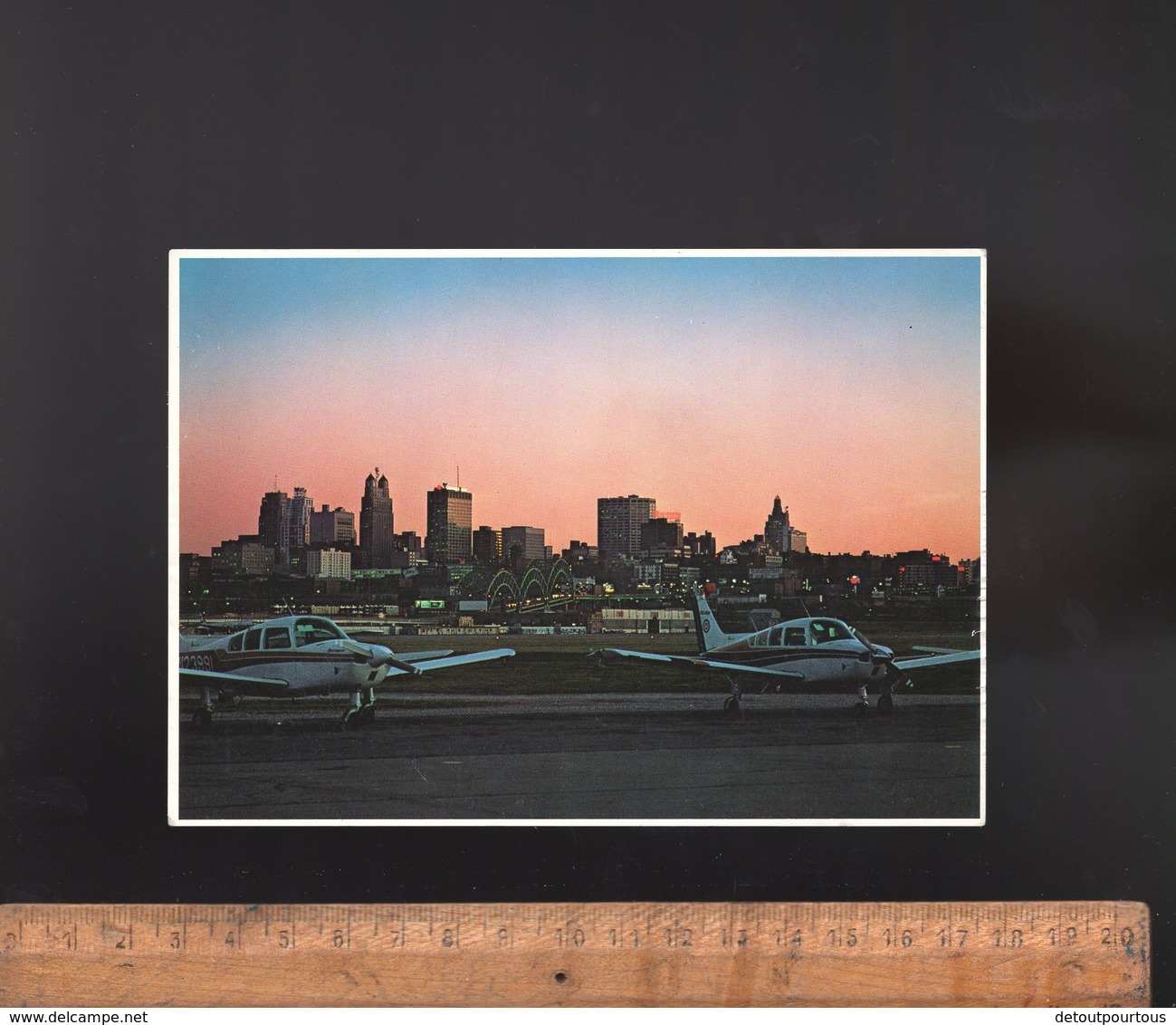 KANSAS CITY USA : Kansas City Skyline  View From Municipal Airport Aéroport Avion Aviation Aircraft Flugzeug Flughafen - Kansas City – Kansas