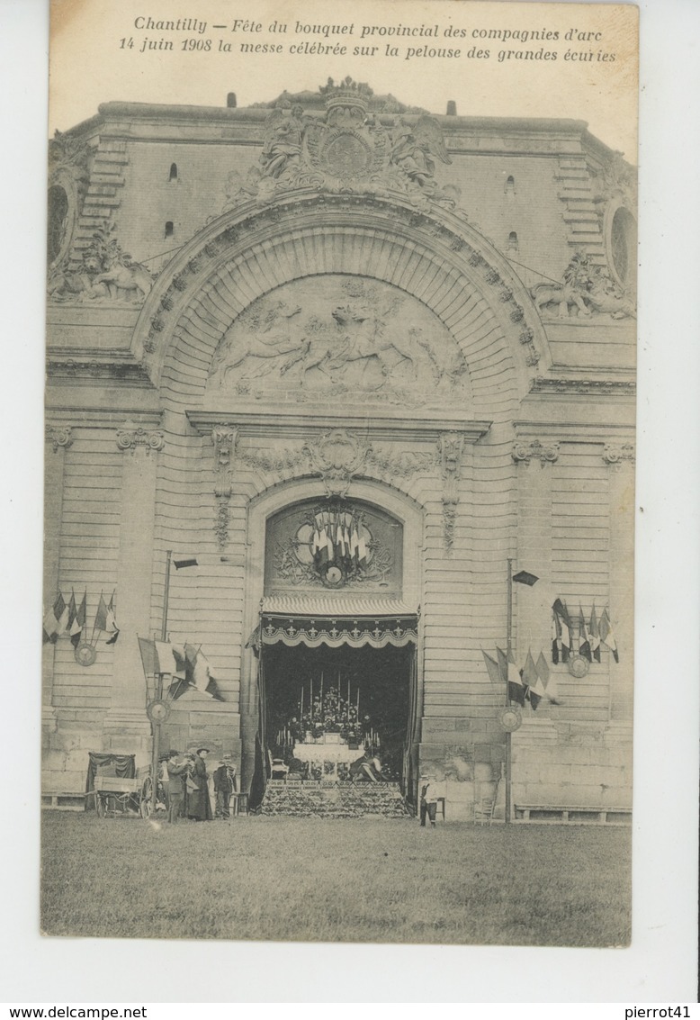 CHANTILLY - Fête Du Bouquet Provincial Des Compagnies D'arc 14 Juin 1908 La Messe Célébrée Sur La Pelouse Des Grandes éc - Chantilly