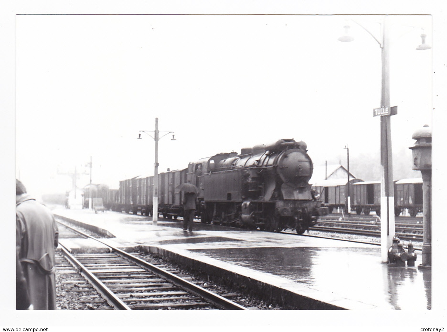 19 Tulle PHOTO Train De Marchandises Wagons Locomotive Vapeur Sous La Pluie Le 24 Mai 1958 VOIR DOS - Treinen