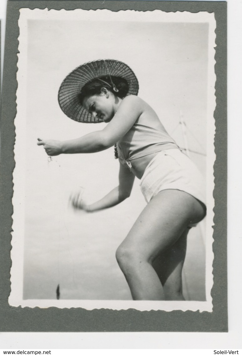 Jeune Femme Au Chapeau De Plage - Pin-Ups