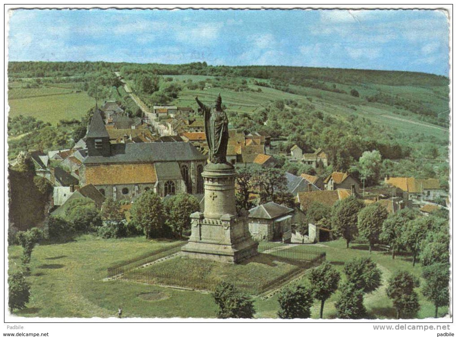 Carte Postale 51. Châtillon-sur-Marne  Et La Statue Du Pape Urbain II   Trés Beau Plan - Châtillon-sur-Marne