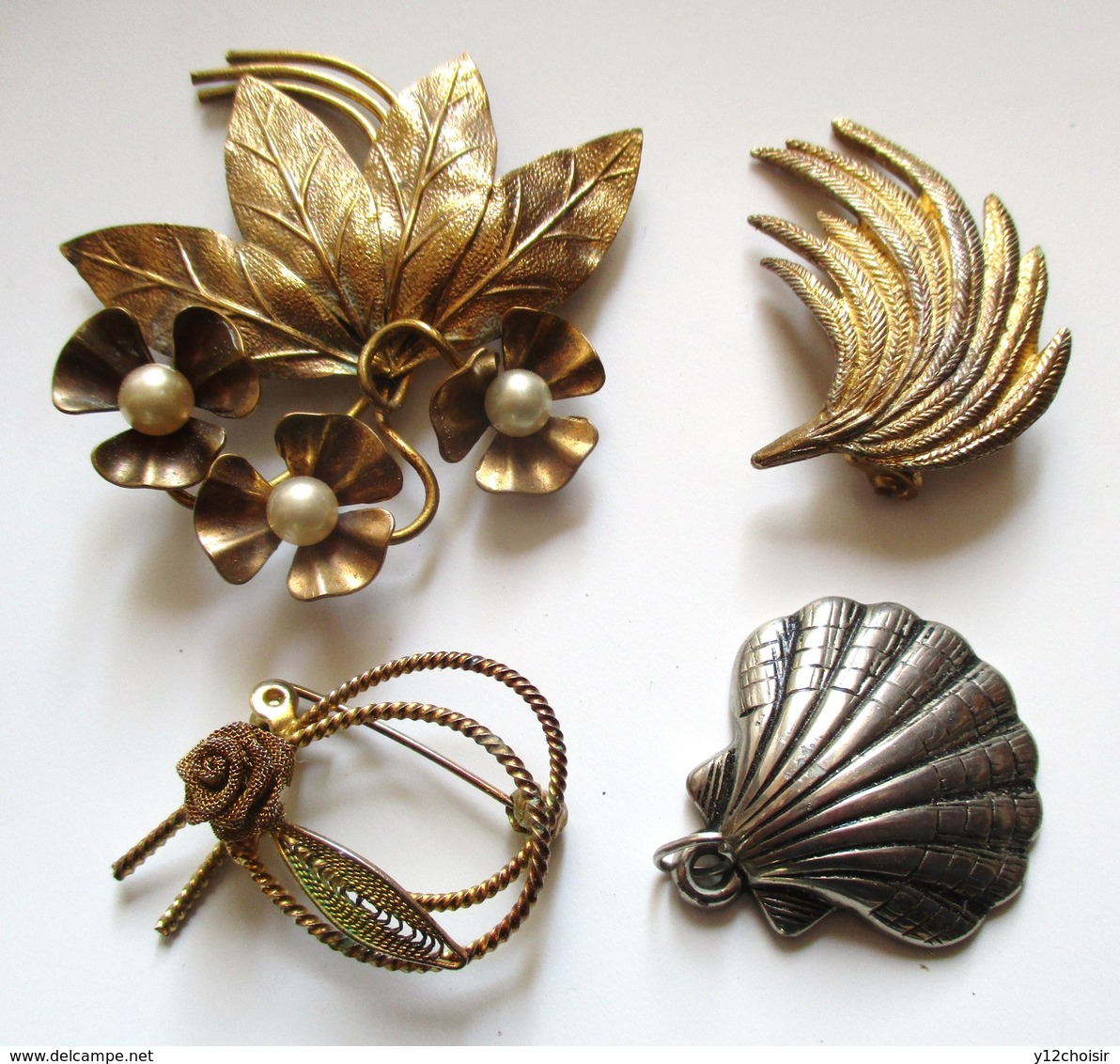 3 BROCHES BIJOU + 1 PORTE CLEF FORME COQUILLAGE NO ARGENT - Autres & Non Classés