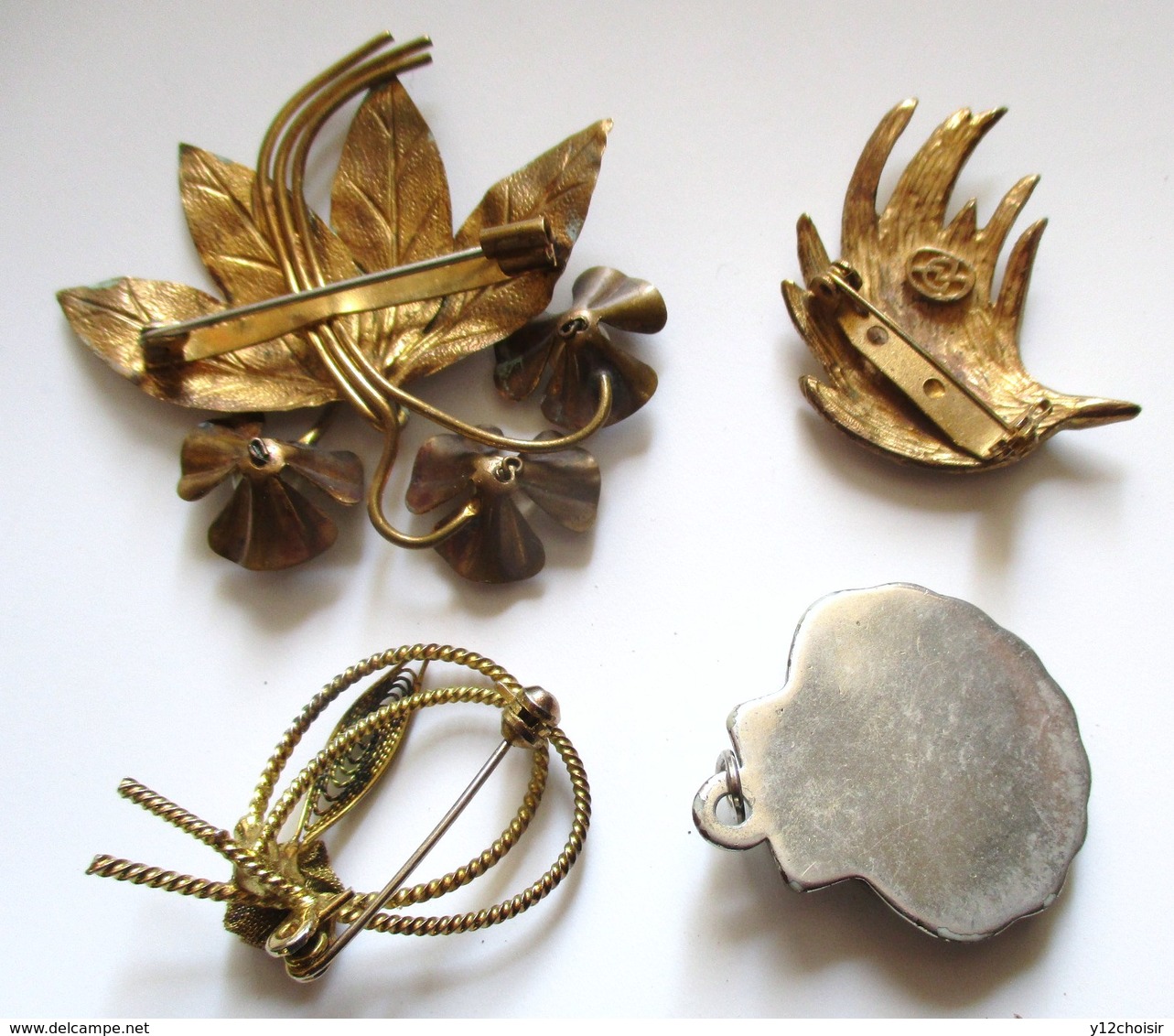 3 BROCHES BIJOU + 1 PORTE CLEF FORME COQUILLAGE NO ARGENT - Autres & Non Classés