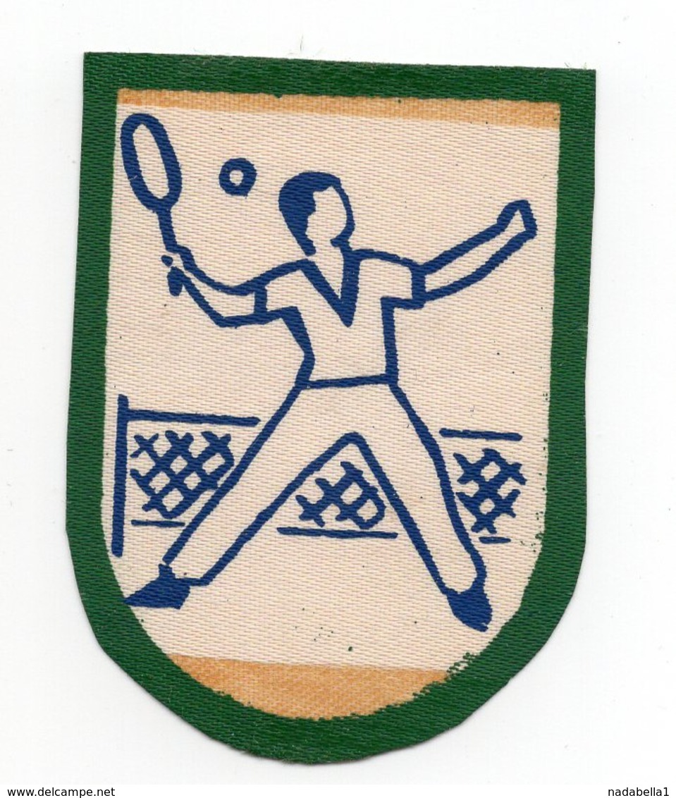 YUGOSLAVIA, TENNIS PLAYER, LABEL, SCHEVRON, IMPREGNATED TEXTIL, 6 X 4.5 Cm - Autres & Non Classés