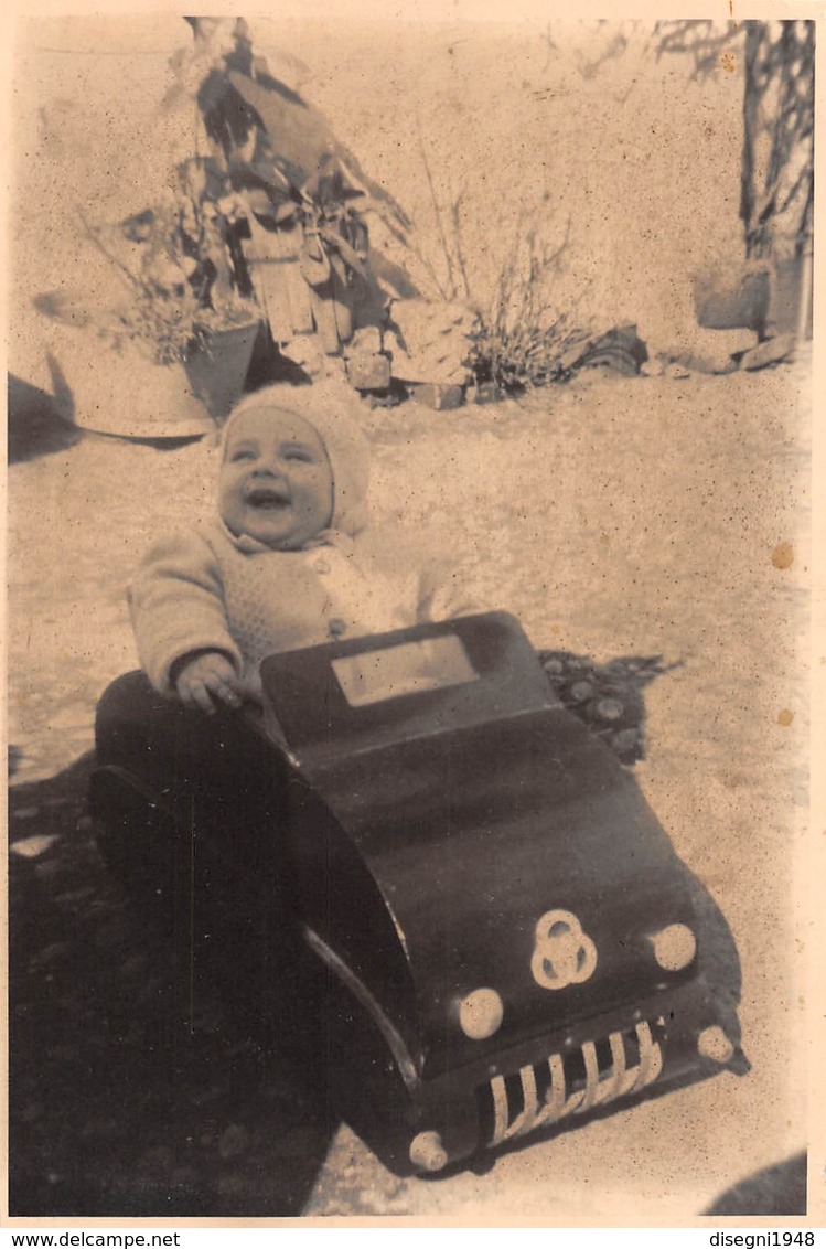 09071 " AI CARI NONNI CON TANTO AFFETTO - BAMBINO IN AUTOMOBILINA" FOTO ORIG. - Persone Anonimi