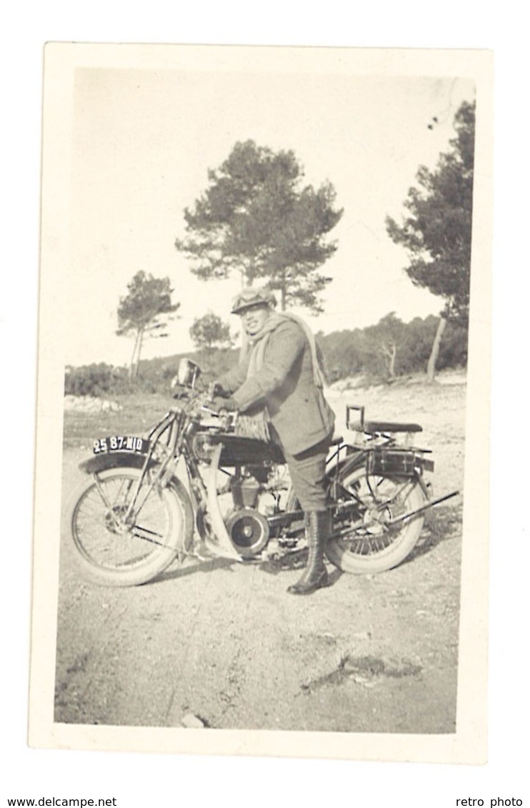 Petite Photo Homme Sur Moto , Automobile Second Plan - Cars