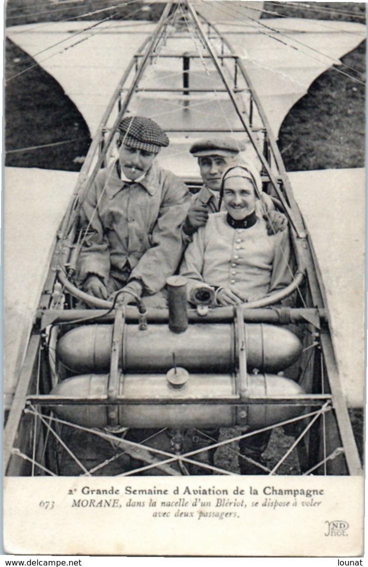 Avion - Grande Semaine D'aviation De La Champagne - Morane, Dans La Nacelle D'un Blériot, Se Dispose à Voler Avec 2 - Aviatori