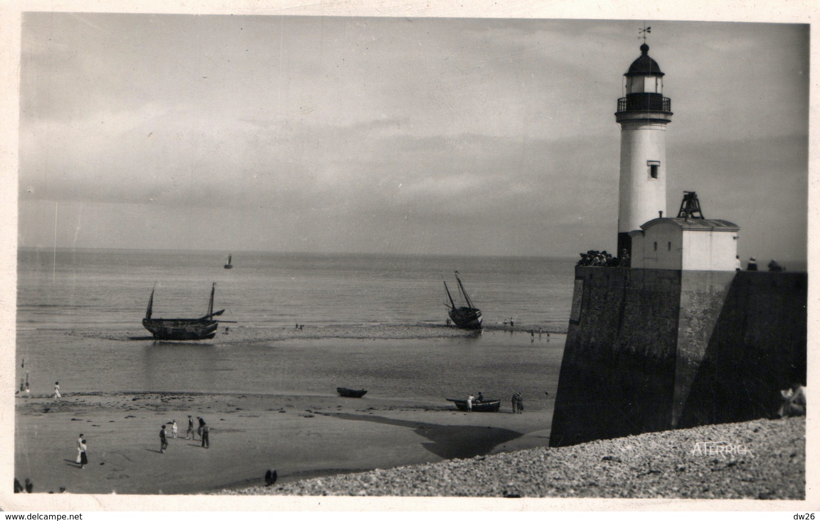 Le Tréport (Seine-Inférieure) Le Phare à Marée Basse - Edition Terrier - Carte CPSM N° 3807 - Phares