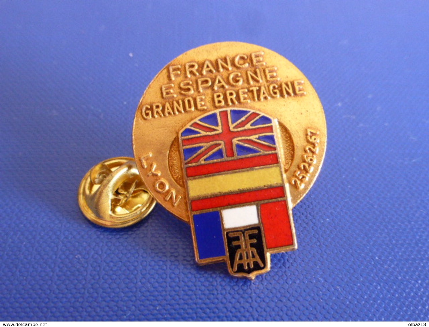 Pin's FFA France Espagne Grande Bretagne - Lyon 25 26.2.67 - Drapeau - Larg 2.8 Cm (PE125) - Athlétisme