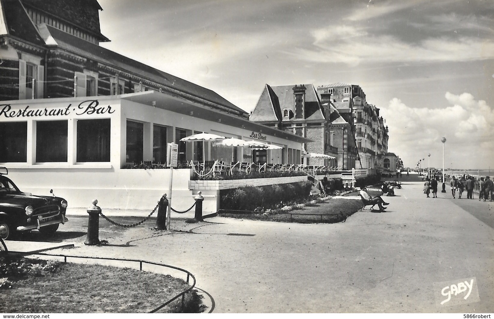 CARTE POSTALE ORIGINALE DE 9CM/14CM DENTELEE : CABOURG LE RESTAURANT LES DUCS ET LA DIGUE ANIMEE CALVADOS (14) - Cabourg