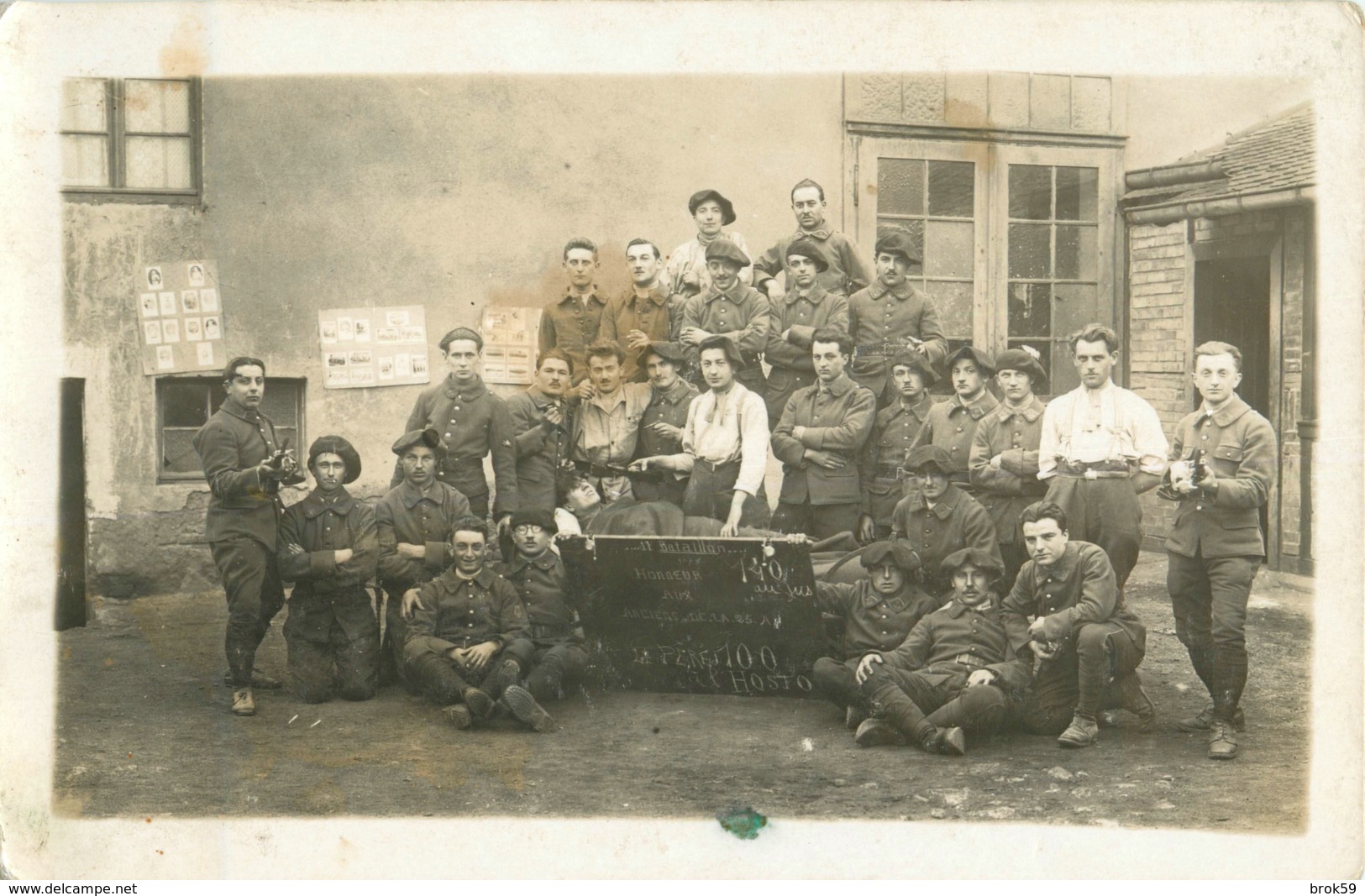 ANNECY - BELLE CARTE PHOTO DU 11 EME BATAILLON DES CHASSEURS ALPINS ( CARTE PHOTO SUR LE MUR DERRIERE LES SOLDATS ) - Annecy