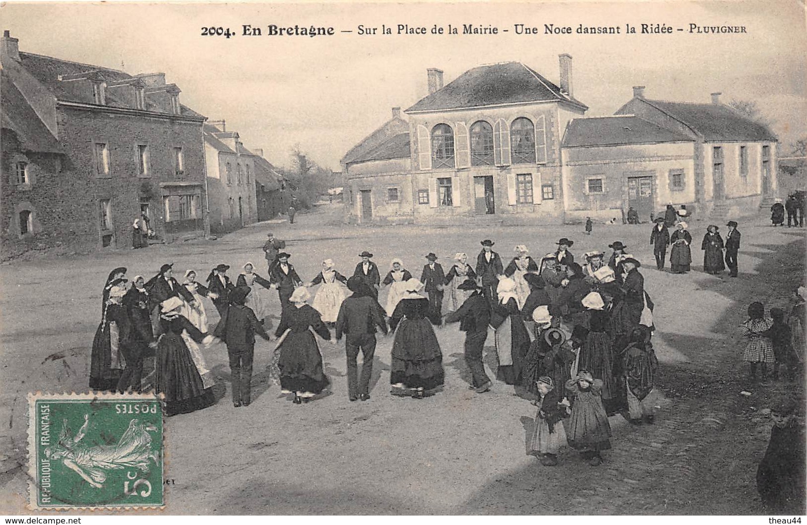 ¤¤   -   PLUVIGNER   -  Sur La Place De La Mairie  -  Une Noce Dansant La Ridée   -   ¤¤ - Pluvigner