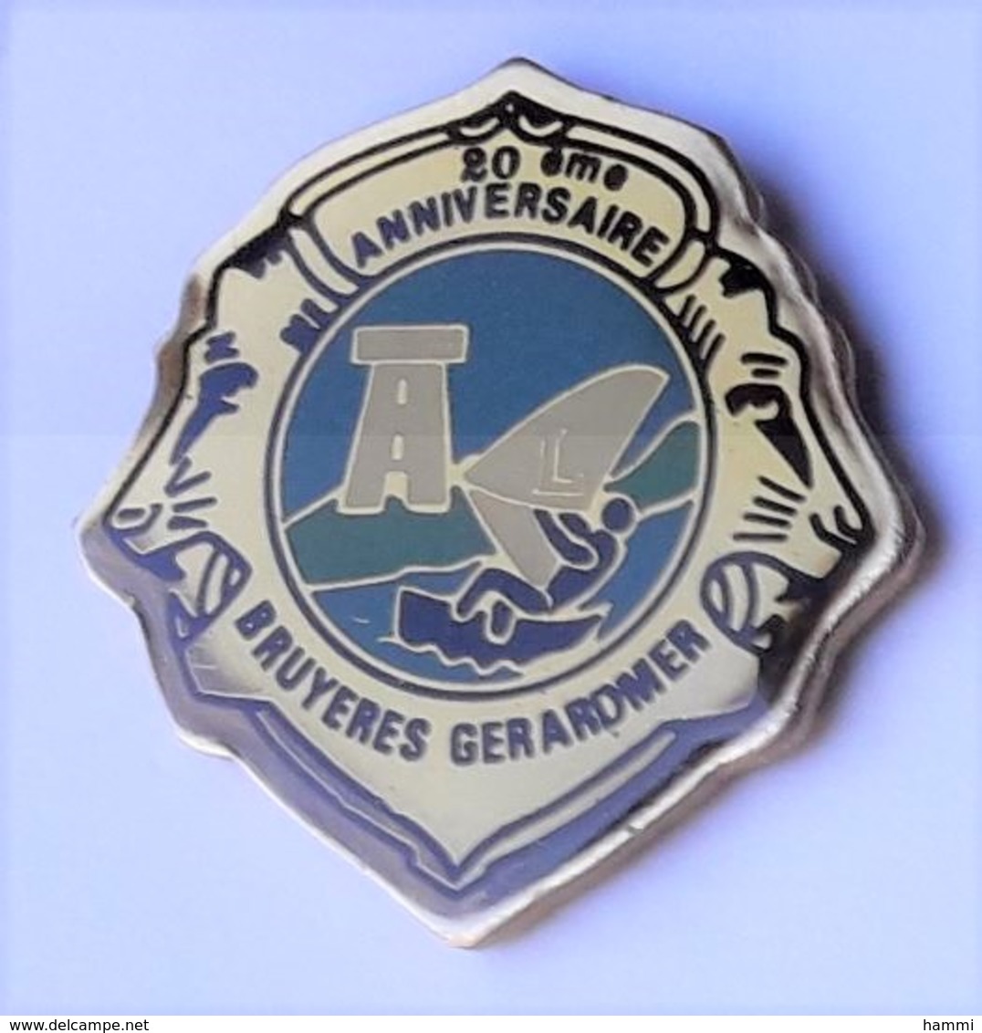 F480 Pin's  Gerardmer Bruyeres Vosges Planche à Voile Lion LION'S CLUB 20 ème Anniversaire Achat Immédiat - Voile