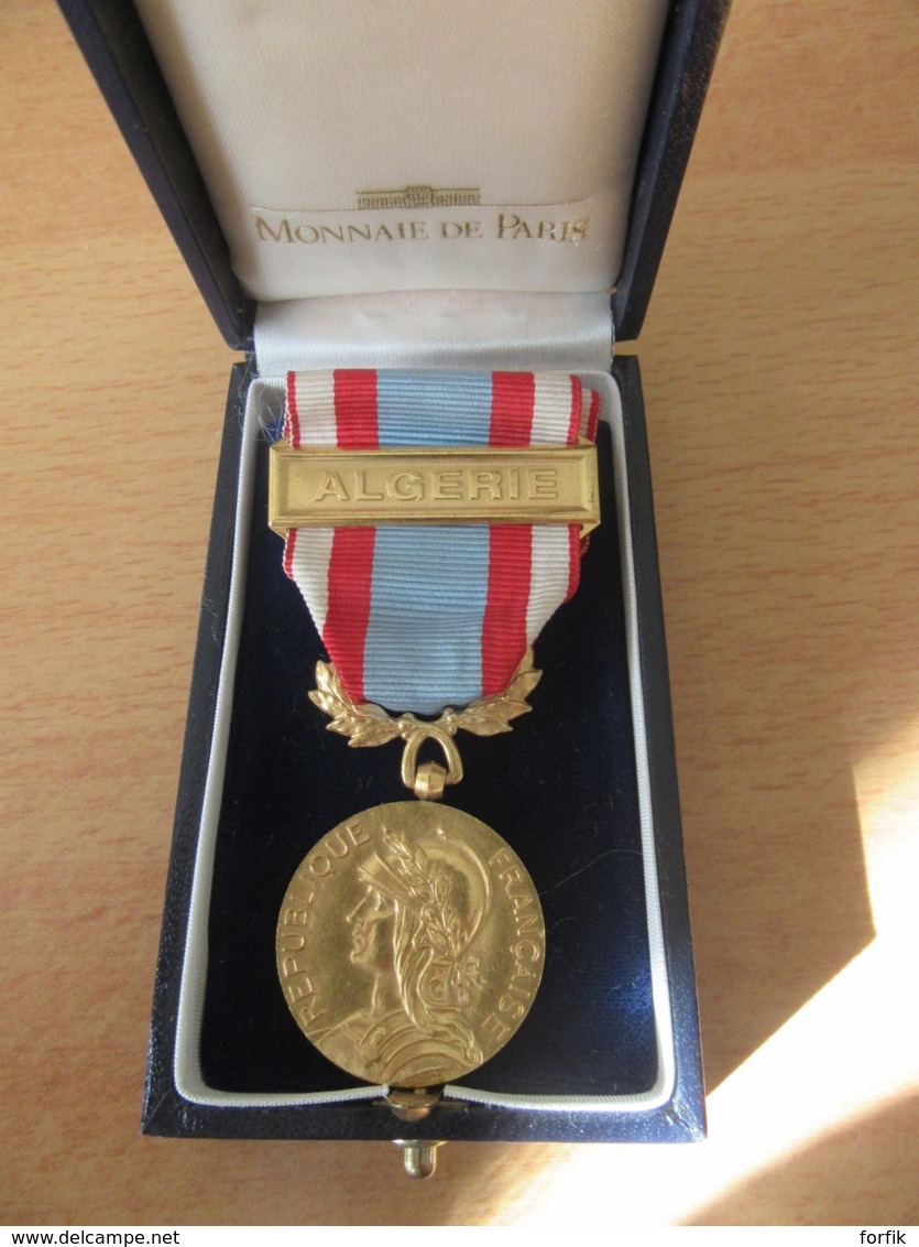 France - Médaille Commémorative Opérations Sécurité Et Maintien De L'Ordre - Barrette Algérie - Métal Doré - Coffret - France