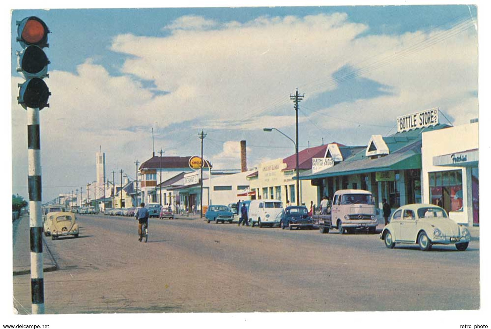 Cpsm Namibie - Walvis Bay - 7th Street - Automobiles Volkswagen Coccinelle , Combi Split, Station Service Shell ) ( AU ) - Voitures De Tourisme