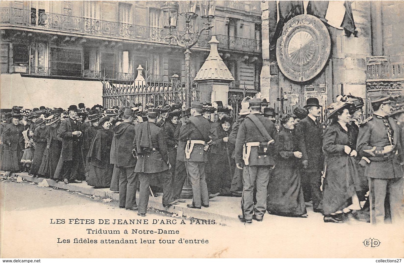 75004-PARIS-LES FÊTES DE JEANNE D'ARC A PARIS, TRIDUUM A NOTRE-DAME, LES FIDELES ATTENDANT LEUR TOUR D'ENTREE - Arrondissement: 04