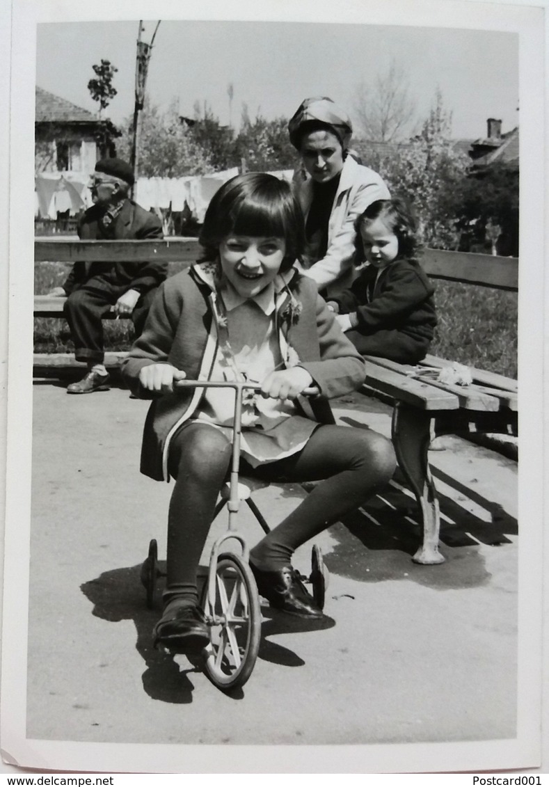 №44 Photography Of Girl Rides Very Little Bicycle - Sofia 1969, Old FOTO PHOTO - Anonymous Persons