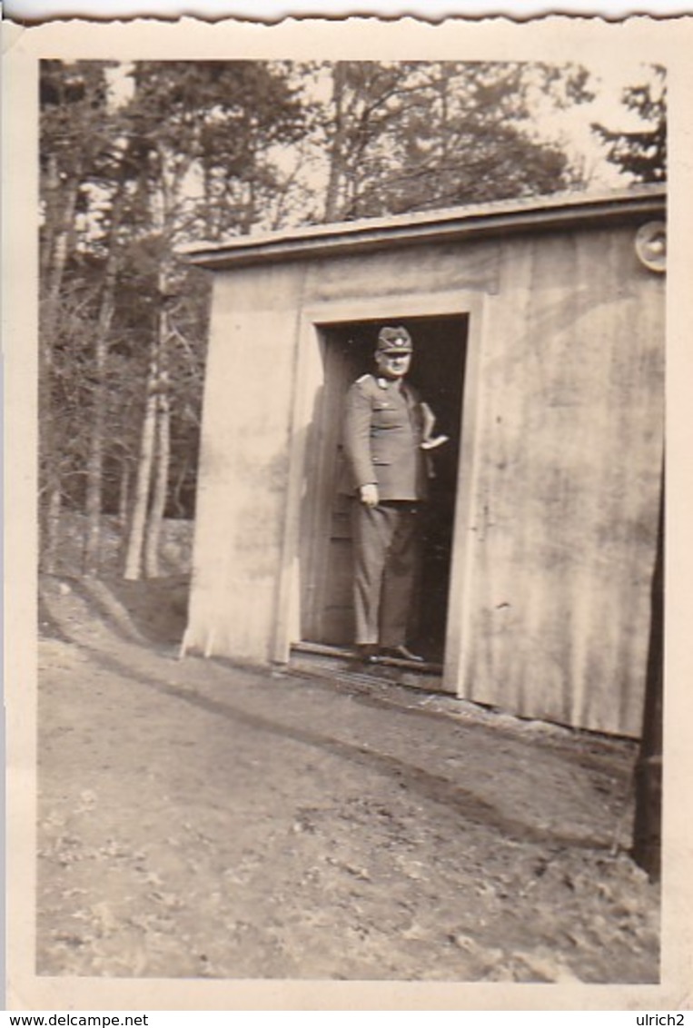 Foto Deutscher Soldat Vor Waldhütte - RAD - Ca. 1940 - 8*5,5cm  (48443) - Krieg, Militär