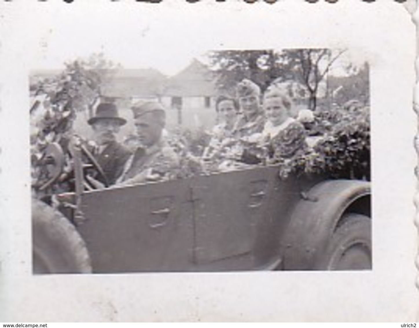 Foto Deutsche Soldaten Und Zivilisten In Geschmücktem PKW - Hochzeit - 2. WK - 3,5*2,5cm  (48445) - Krieg, Militär