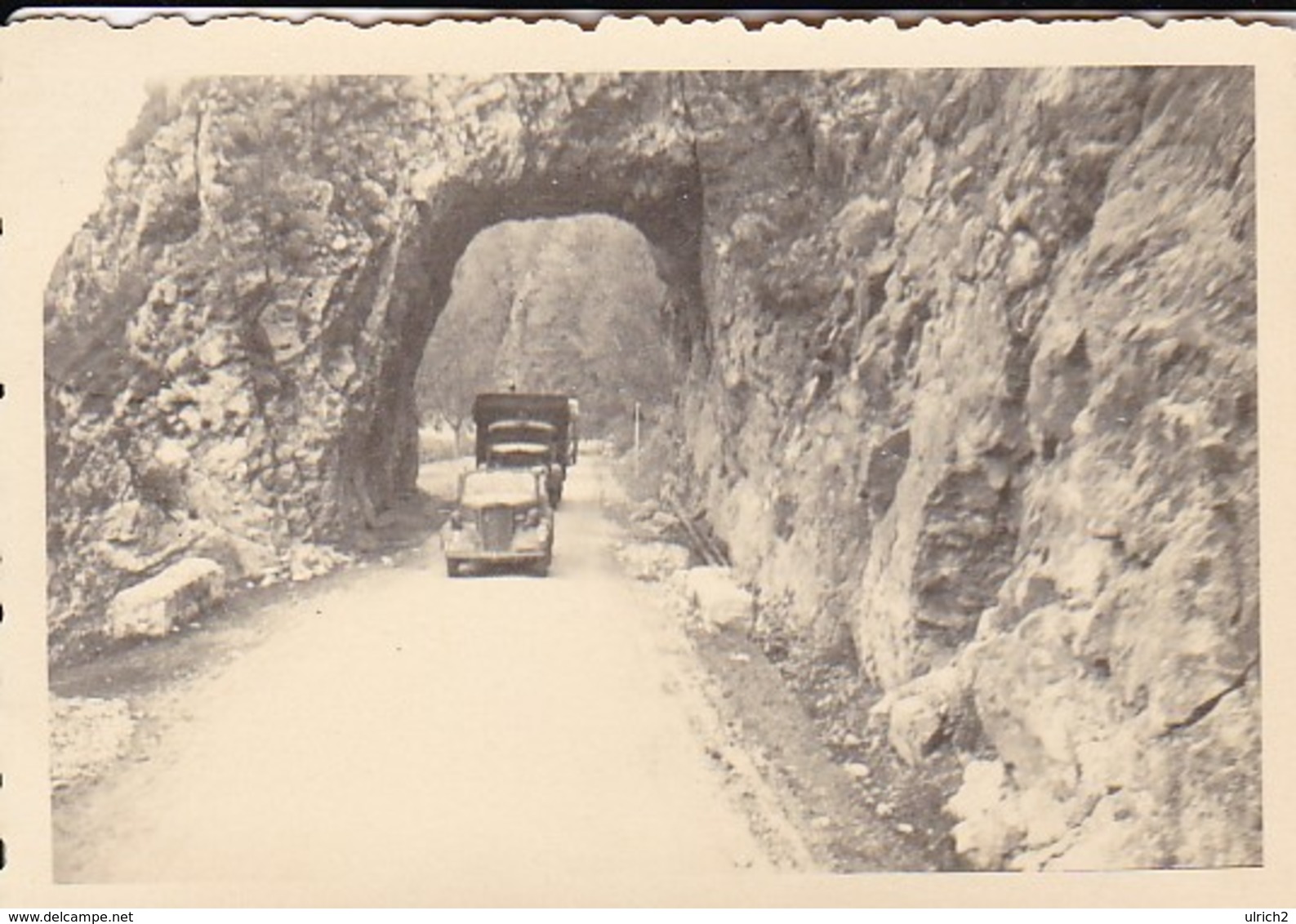 Foto Deutsche LKW-Kolonne Auf Straße Im Balkan (Bulgarien?) - 2. WK - 8,5*5,5cm  (48449) - Krieg, Militär