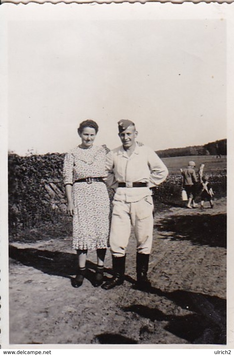 Foto Deutscher Soldat Mit Frau Auf Feldweg - 2. WK - 8,5*5,5cm  (48450) - Krieg, Militär