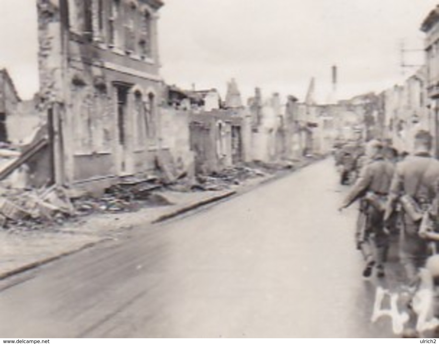 Foto Kolonne Deutsche Soldaten Bei Marsch Durch Zerstörte Stadt - 2. WK - 5,5*4cm  (48455) - Krieg, Militär