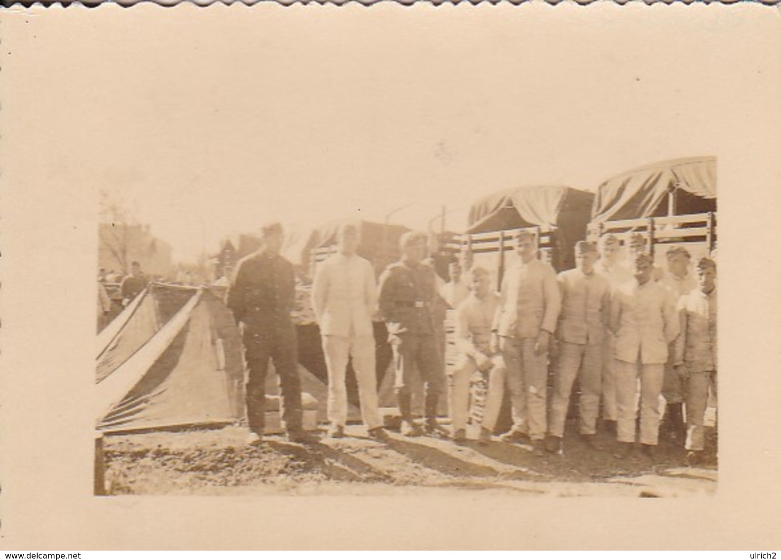 Foto Deutsche Soldaten In Zeltlager - Fuhrpark LKW - 2. WK - 8,5*5,5cm  (48458) - Krieg, Militär